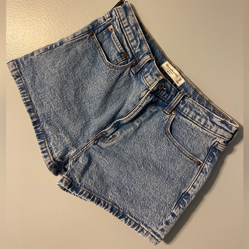 Abercrombie & Fitch -The Mom Short- high rise -size 28/6 NWOT